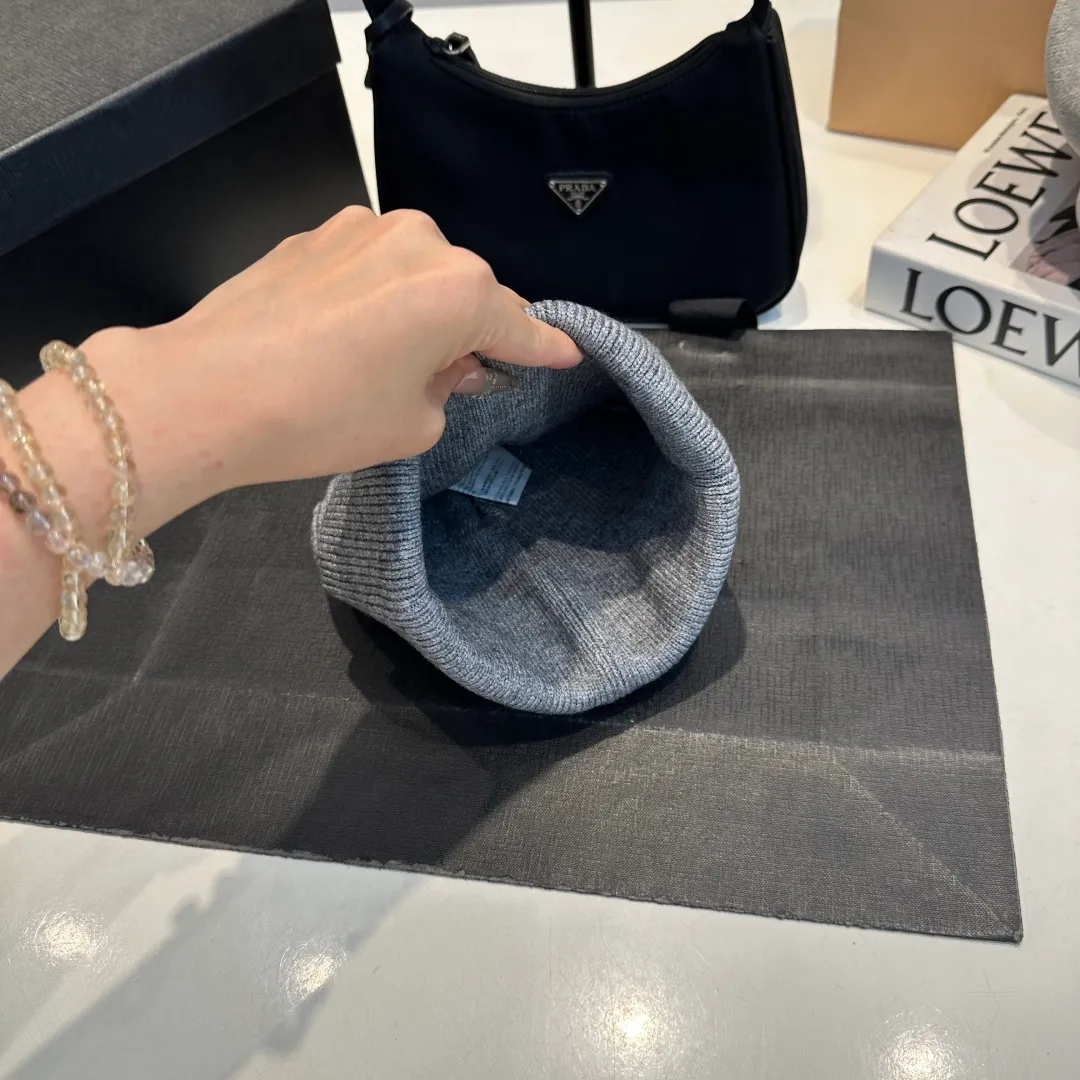 P46 Crow Heart Autumn and Winter Wool Knitted Beanie This must be a favorite of minimalism. It is clean, neat, fashionable and versatile, and will definitely not be picky about your face shape! A fashionable classic that lasts forever! Fashionable black and white can be purchased together!